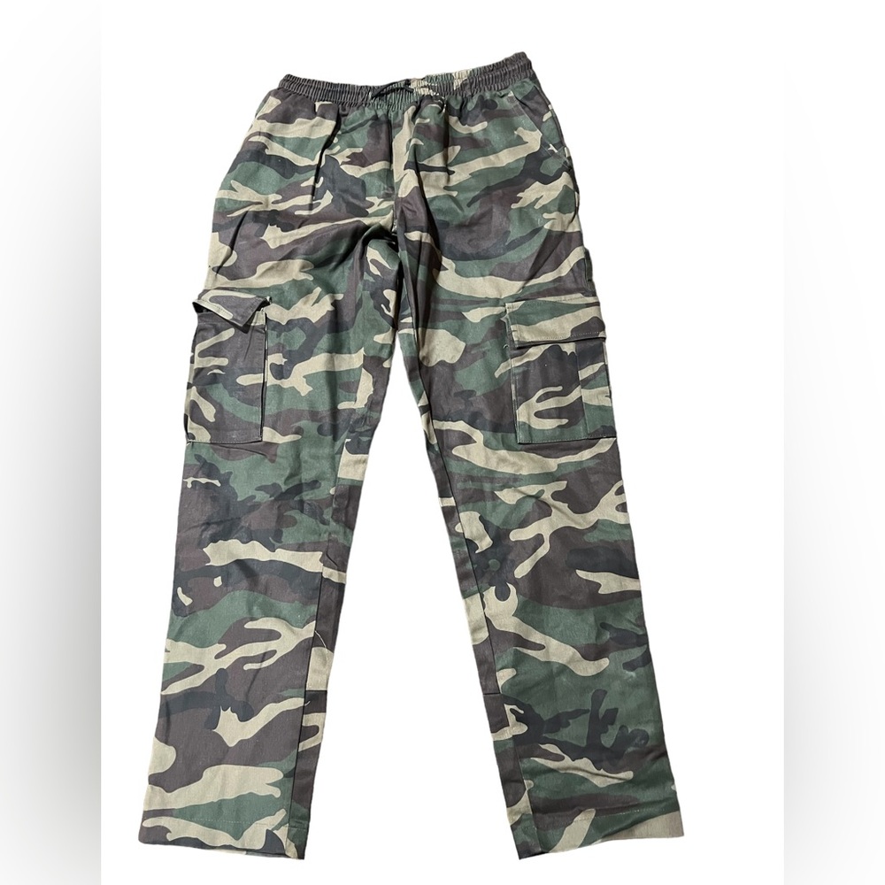 Boohoo man camouflage, drawstring, cargo pants, size medium.